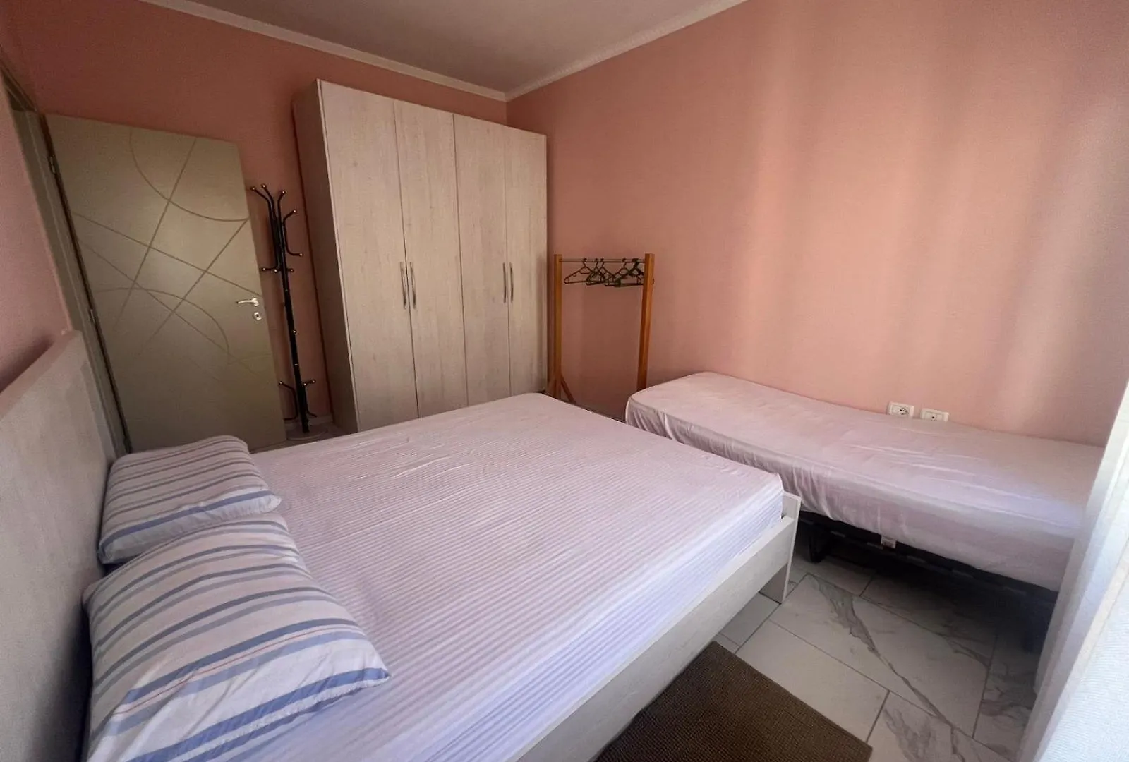 The Grandparent'S Apartment Vlore